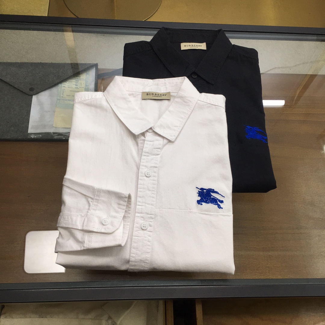 NO:611145,New shirt【Burber..y】  25SS new high-count and high-density shirt, a long-sleeved shirt for business gentlemen that is fashionable and decent for commuting. It is versatile and easy to wear. In busy urban life, every business gentleman is pursuing a fashionable and decent dressing style. Today, we bring you a long-sleeved shirt specially designed for business commuting. It uses unique fabric technology to bring you a delicate and comfortable wearing experience. Delicate texture.  After careful polishing, the surface of the fabric is soft and comfortable to the touch. This unique texture not only improves the comfort of wearing, but also gives the shirt a visually high-quality feel. The advanced collar design is fashionable and appropriate. Elegance and fashion have won the favor of many business gentlemen. It not only shows the wearer's fashion taste, but also shows a decent and generous image in business situations.  This shirt is also made of high-quality fabrics with good breathability and moisture absorption. Even during long-term business activities, it can maintain a dry and comfortable wearing experience, allowing you to always stay in top condition. Meet different needs. Meet the dressing needs of different business gentlemen, and can be easily matched with various business occasions, showing different style charms. Versatile style, lightweight  It can easily handle various occasions. Whether it is daily office work, business negotiations, or participating in various meetings and activities, it can be easily handled. Its versatile style and delicate texture allow you to maintain confidence and calmness in any occasion. Let it become a powerful assistant in your career, allowing you to show your unique fashion taste and business style in busy urban life.  Color white, black Size M-3XL. [Please state your height and weight when placing an order], burberry, shirts, alexander wang19860909新品衬衫【Burber..y】 25SS新款高支高密衬衫,商务绅士通勤款时尚又得体,百搭好驾驭长袖衬衫,在繁忙的都市生活中,每一位商务绅士都在追求一种既时尚又得体的着装风格.今天,我们为您带来一款专为商务通勤打造的长袖衬衫,采用独特的面料工艺,为您带来细腻舒适的穿着体验.细腻质感.经过精心打磨处理,面料表面呈现出细腻的触感柔软舒适.这种独特的质感不仅提升了穿着的舒适度,更让衬衫在视觉上呈现出高级的品质感.高级领设计,时尚又得体.优雅、时尚赢得了众多商务绅士的喜爱.不仅展现出穿着者的时尚品味,更在商务场合中展现出得体大方的形象. 这款衬衫还选用优质面料,具有良好的透气性和吸湿性.即使在长时间的商务活动中,也能保持干爽舒适的穿着体验,让您始终保持最佳状态.满足不同需求.满足不同商务绅士的着装需求,都能轻松搭配各种商务场合,展现出不同的风格魅力.百搭款式,轻松驾驭各种场合.无论是日常办公、商务洽谈,还是参加各类会议、活动,都能轻松应对.其百搭的款式和细腻的质感,让您在任何场合下都能保持自信与从容.让它成为您职场生涯中的得力助手,让您在繁忙的都市生活中,展现出独特的时尚品味和商务风范. 颜色白色,黑色 尺码M-3XL.【下单报身高体重】,,burberry,shirts,alexander wang,Men's clothing