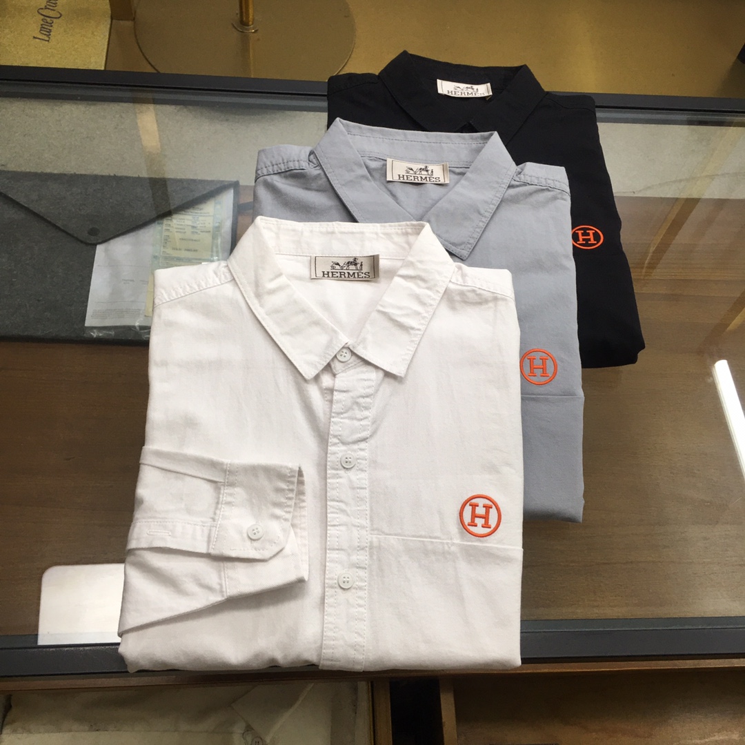 NO:611151,New shirt [Ai Shi]  25SS new high-count and high-density shirt, a long-sleeved shirt for business gentlemen that is fashionable and decent for commuting. It is versatile and easy to wear. In busy urban life, every business gentleman is pursuing a fashionable and decent dressing style. Today, we bring you a long-sleeved shirt specially designed for business commuting. It uses unique fabric technology to bring you a delicate and comfortable wearing experience. Delicate texture.  After careful polishing, the surface of the fabric is soft and comfortable to the touch. This unique texture not only improves the comfort of wearing, but also gives the shirt a visually high-quality feel. The advanced collar design is fashionable and appropriate. Elegance and fashion have won the favor of many business gentlemen. It not only shows the wearer's fashion taste, but also shows a decent and generous image in business situations.  This shirt is also made of high-quality fabrics with good breathability and moisture absorption. Even during long-term business activities, it can maintain a dry and comfortable wearing experience, allowing you to always stay in top condition. Meet different needs. Meet the dressing needs of different business gentlemen, and can be easily matched with various business occasions, showing different style charms. Versatile style, lightweight  It can easily handle various occasions. Whether it is daily office work, business negotiations, or participating in various meetings and activities, it can be easily handled. Its versatile style and delicate texture allow you to maintain confidence and calmness in any occasion. Let it become a powerful assistant in your career, allowing you to show your unique fashion taste and business style in busy urban life.  Color white, black, gray Size M-3XL. [Please state your height and weight when placing an order], shirts, alexander wang19860909新品衬衫【爱士】 25SS新款高支高密衬衫,商务绅士通勤款时尚又得体,百搭好驾驭长袖衬衫,在繁忙的都市生活中,每一位商务绅士都在追求一种既时尚又得体的着装风格.今天,我们为您带来一款专为商务通勤打造的长袖衬衫,采用独特的面料工艺,为您带来细腻舒适的穿着体验.细腻质感.经过精心打磨处理,面料表面呈现出细腻的触感柔软舒适.这种独特的质感不仅提升了穿着的舒适度,更让衬衫在视觉上呈现出高级的品质感.高级领设计,时尚又得体.优雅、时尚赢得了众多商务绅士的喜爱.不仅展现出穿着者的时尚品味,更在商务场合中展现出得体大方的形象. 这款衬衫还选用优质面料,具有良好的透气性和吸湿性.即使在长时间的商务活动中,也能保持干爽舒适的穿着体验,让您始终保持最佳状态.满足不同需求.满足不同商务绅士的着装需求,都能轻松搭配各种商务场合,展现出不同的风格魅力.百搭款式,轻松驾驭各种场合.无论是日常办公、商务洽谈,还是参加各类会议、活动,都能轻松应对.其百搭的款式和细腻的质感,让您在任何场合下都能保持自信与从容.让它成为您职场生涯中的得力助手,让您在繁忙的都市生活中,展现出独特的时尚品味和商务风范. 颜色白色,黑色,灰色 尺码M-3XL.【下单报身高体重】,,shirts,alexander wang,Men's clothing