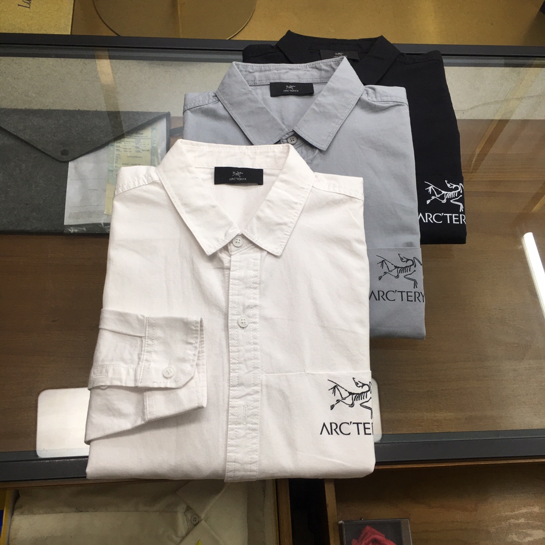 NO:611157,New shirt [Ancestor]  25SS new high-count and high-density shirt, a long-sleeved shirt for business gentlemen that is fashionable and decent for commuting. It is versatile and easy to wear. In busy urban life, every business gentleman is pursuing a fashionable and decent dressing style. Today, we bring you a long-sleeved shirt specially designed for business commuting. It uses unique fabric technology to bring you a delicate and comfortable wearing experience. Delicate texture.  After careful polishing, the surface of the fabric is soft and comfortable to the touch. This unique texture not only improves the comfort of wearing, but also gives the shirt a visually high-quality feel. The advanced collar design is fashionable and appropriate. Elegance and fashion have won the favor of many business gentlemen. It not only shows the wearer's fashion taste, but also shows a decent and generous image in business situations.  This shirt is also made of high-quality fabrics with good breathability and moisture absorption. Even during long-term business activities, it can maintain a dry and comfortable wearing experience, allowing you to always stay in top condition. Meet different needs. Meet the dressing needs of different business gentlemen, and can be easily matched with various business occasions, showing different style charms. Versatile style, lightweight  It can easily handle various occasions. Whether it is daily office work, business negotiations, or participating in various meetings and activities, it can be easily handled. Its versatile style and delicate texture allow you to maintain confidence and calmness in any occasion. Let it become a powerful assistant in your career, allowing you to show your unique fashion taste and business style in busy urban life.  Color white, black, gray Size M-3XL. [Please state your height and weight when placing an order], shirts, alexander wang19860909新品衬衫【始祖】 25SS新款高支高密衬衫,商务绅士通勤款时尚又得体,百搭好驾驭长袖衬衫,在繁忙的都市生活中,每一位商务绅士都在追求一种既时尚又得体的着装风格.今天,我们为您带来一款专为商务通勤打造的长袖衬衫,采用独特的面料工艺,为您带来细腻舒适的穿着体验.细腻质感.经过精心打磨处理,面料表面呈现出细腻的触感柔软舒适.这种独特的质感不仅提升了穿着的舒适度,更让衬衫在视觉上呈现出高级的品质感.高级领设计,时尚又得体.优雅、时尚赢得了众多商务绅士的喜爱.不仅展现出穿着者的时尚品味,更在商务场合中展现出得体大方的形象. 这款衬衫还选用优质面料,具有良好的透气性和吸湿性.即使在长时间的商务活动中,也能保持干爽舒适的穿着体验,让您始终保持最佳状态.满足不同需求.满足不同商务绅士的着装需求,都能轻松搭配各种商务场合,展现出不同的风格魅力.百搭款式,轻松驾驭各种场合.无论是日常办公、商务洽谈,还是参加各类会议、活动,都能轻松应对.其百搭的款式和细腻的质感,让您在任何场合下都能保持自信与从容.让它成为您职场生涯中的得力助手,让您在繁忙的都市生活中,展现出独特的时尚品味和商务风范. 颜色白色,黑色,灰色 尺码M-3XL.【下单报身高体重】,,shirts,alexander wang,Men's clothing