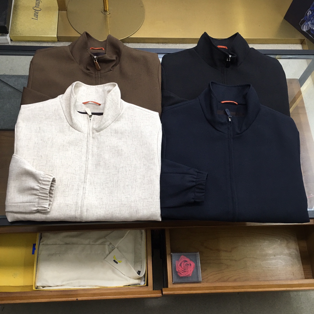 NO:611170,Counter Jackets【LP】  High-end customized linen casual jacket, classic business men's wear, the ceiling of the men's clothing industry, high-quality simple TEE, this linen material, precise to the delicate craftsmanship of every stitch, is completely different from ordinary fabric cutting. The lines are smooth, the version is crisp, and the body shape is perfectly modified, no matter what  It can be easily controlled whether it is for daily outings or business leisure, showing the elegance of men. Classic design, simple yet elegant. Suitable for various styles of wear, it can show unique fashion taste and easily become the focus of the crowd. It has outstanding texture, close to the skin, breathable and warm!  48-56 (model weighs 173,143 pounds, upper body size 50),,loro piana,jackets & coats,alexander wang19860909专柜外套【LP】 高端定制麻料休闲外套,经典商务男装,男装界的天花板,高质感的简约TEE,这款麻料亚麻、精准到每一针的细腻工艺,完全区别于普通面料裁剪.线条流畅,版型挺括,完美修饰身形,无论是日常出街还是商务休闲,都能轻松驾驭,彰显男士优雅气质.经典设计,简约而不失大气.适配各种风格穿搭,都能展现出独特的时尚品味,轻松成为人群焦点.质感突出,贴身亲肤透气保暖！48-56（模特173,143斤上身50码）,,loro piana,jackets & coats,alexander wang,Men's clothing