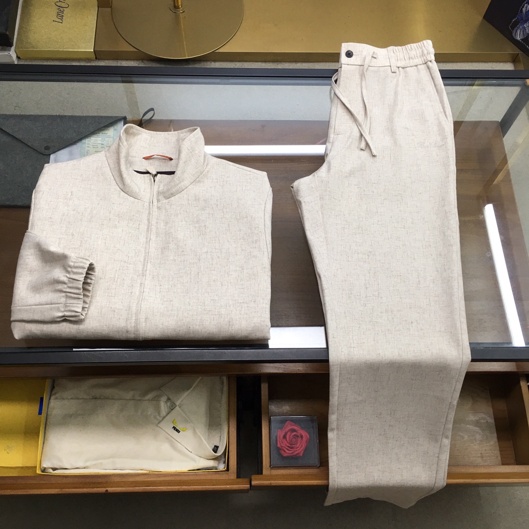 NO:611176,Counter suits, jackets and pants [LP] for sale  High-end customized linen casual jacket and trouser suit, classic business men's wear, the ceiling of the men's clothing industry, high-quality simple TEE, this linen material, precise to the delicate craftsmanship of every stitch, is completely different from ordinary fabric cutting. The lines are smooth, the version is crisp, and the body shape is perfectly modified.  Whether it is for daily outings or business leisure, it can be easily controlled and shows the elegance of men. Classic design, simple yet elegant. Suitable for various styles of wear, it can show unique fashion taste and easily become the focus of the crowd. It has outstanding texture, close to the skin, breathable and warm!  48-56 (model weighs 173,143 pounds, upper body size 50),,loro piana,jackets & coats,jackets & coats,alexander wang19860909专柜套装夹克 裤【LP】拆卖 高端定制麻料休闲外套裤套装,经典商务男装,男装界的天花板,高质感的简约TEE,这款麻料亚麻、精准到每一针的细腻工艺,完全区别于普通面料裁剪.线条流畅,版型挺括,完美修饰身形,无论是日常出街还是商务休闲,都能轻松驾驭,彰显男士优雅气质.经典设计,简约而不失大气.适配各种风格穿搭,都能展现出独特的时尚品味,轻松成为人群焦点.质感突出,贴身亲肤透气保暖！48-56（模特173,143斤上身50码）,,loro piana,jackets & coats,jackets & coats,alexander wang,Men's clothing