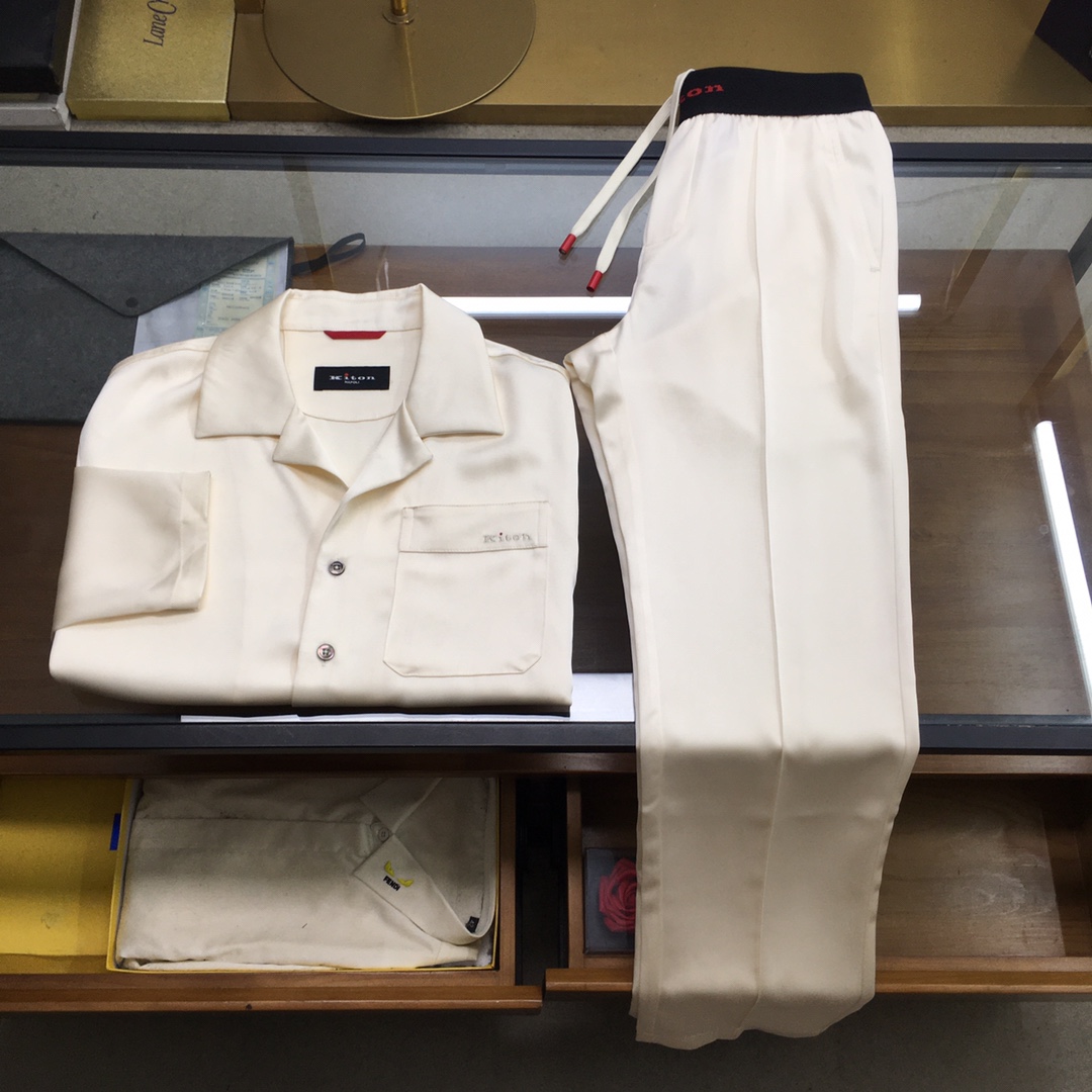 NO:611182,Counter suit jackets and trousers [Kito..] for sale 25 new autumn and winter Kiton business minimalist jacket, a must-have casual hooded jacket for elite men. An extremely simple and charming phenomenon-level item, customized with high-end materials, with metal letter snap button closure, continuing Kiton's exquisite tailoring technology, a must-have versatile artifact for the wardrobe!  Kiton is more than just a clothing brand, it represents one of the highest artistic achievements in men's handmade customization. It combines Italy's long tradition of handcrafting, its persistent pursuit of top-quality materials and its infinite demands for perfect details to create comfortable and elegant clothing that can be called a work of art for gentlemen who pursue the ultimate. Owning a piece of Kiton is one of the ultimate expressions of taste, wealth and the pursuit of excellence in life.  Fully customized imported cotton blended fabric, double-layer polyester fiber lining, the texture is very unique, you can know it by feeling the fabric. It is quite wide and natural, and the entire silhouette is also excellent. It seems simple, but in fact it is amazing. The workmanship everywhere is perfect details. Color: off-white, navy blue, black, size M-3XL=48-56 M, bust 106, shoulder width 46, sleeve length 62, length 70 L, bust  Shoulder width 47 Sleeve length 63 Dress length 71  Wear size M under 130 pounds, wear size L between 130-145 pounds, wear XL size between 145-160 pounds, wear size 2XL under 160-175 pounds, wear size 3XL under 175-190 pounds,,jackets & coats,jackets & coats,hats,alexander wang19860909专柜套装外套裤【Kito..】拆卖 25秋冬新款Kiton商务极简外套,精英男士必备休闲连帽夹克.极致简约且魅力十足的现象级单品,高端材质订制,搭配金属字母按扣开合,延续Kiton精致的剪裁工艺,衣橱必备的百搭神器！ Kiton 不仅仅是一个服装品牌,它代表着男装手工定制的最高艺术成就之一.它融合了意大利悠久的手工传统、对顶级材料的执着追求和对完美细节的无限苛求,为追求极致的绅士们打造出舒适优雅、堪称艺术品的服装.拥有一件 Kiton,是品味、财富和对卓越生活追求的终极体现之一. 全定制的进口棉质混纺面料,双层聚酯纤维内衬,质感十分独特,大家感受面料即可知晓.挺阔自然,衬托的整个版型也是极为出色,看似简单,实则让人惊艳,浑身上下的各处做工都是完美的细节彰显.颜色米白 藏青色 黑色尺码M-3XL=48-56 M码 胸围106 肩宽46 袖长62 衣长70 L码 胸围 肩宽47 袖长63 衣长71 XL码胸围114 肩宽48 袖长64 衣长72 2XL码 胸围118 肩宽49 袖长65 衣长73 3XL码 胸围122 肩宽50 袖长66 衣长74 尺码推荐 130斤以内穿M码,130-145斤穿L码,145-160斤穿XL码,160-175斤穿2XL码,175-190斤穿3XL,,jackets & coats,jackets & coats,hats,alexander wang,Men's clothing