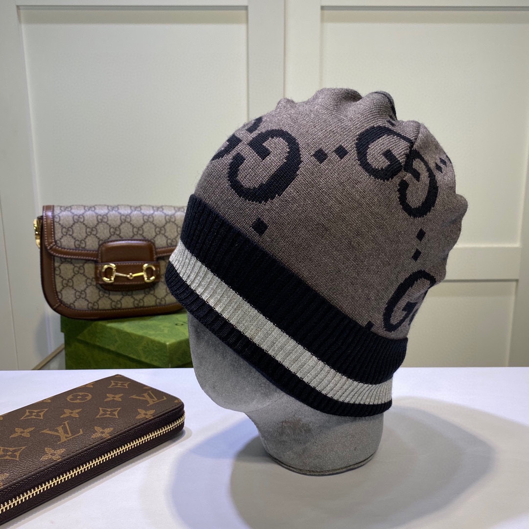 NO:580552,〈GUCCI Gucci〉 Knitted hat. The new product on the official website made of cashmere is simple and elegant. The tight knitting method is very thick. It is soft, comfortable, warm and fashionable. You can’t put it down. Hurry up and get it. The same hat for men and women, fisherman hat, baseball cap, knitted hat, hat, gucci, espadrilles, hats19860909〈GUCCI古奇〉针织帽 羊绒材质官网新品简约大气 紧密的针织法非常厚实 ,柔软舒适保暖又时尚爱不释手亲,赶紧入手吧男女同款帽子渔夫帽棒球帽针织帽,帽子,gucci,espadrilles,hats,hat