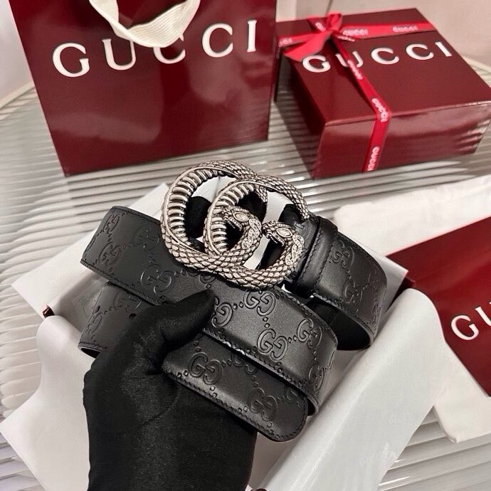 Gucci 这款男士腰带亮眼吸睛，早春系列,一面为黑色GG印花压纹牛皮革，另一面为黑色皮革，宽度4cm