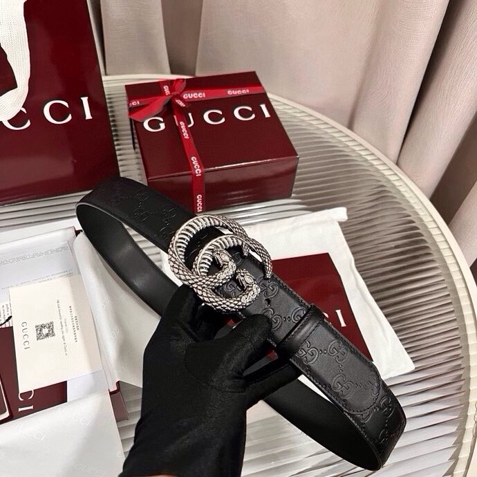 Gucci 这款男士腰带亮眼吸睛，早春系列,一面为黑色GG印花压纹牛皮革，另一面为黑色皮革，宽度4cm