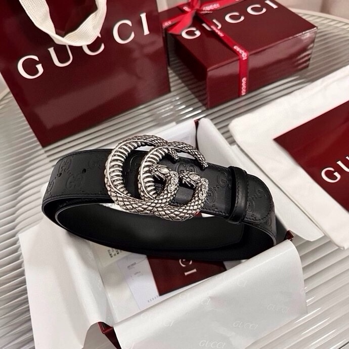 Gucci 这款男士腰带亮眼吸睛，早春系列,一面为黑色GG印花压纹牛皮革，另一面为黑色皮革，宽度4cm