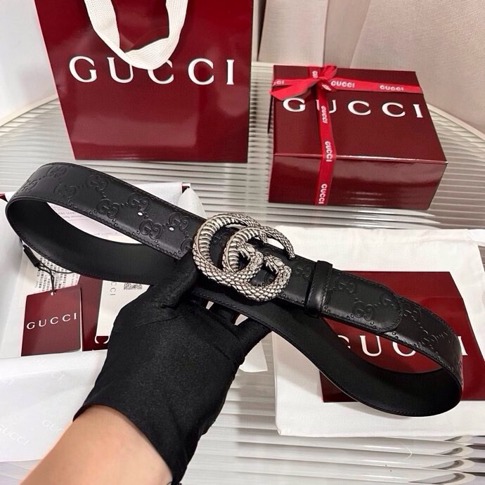 Gucci 这款男士腰带亮眼吸睛，早春系列,一面为黑色GG印花压纹牛皮革，另一面为黑色皮革，宽度4cm