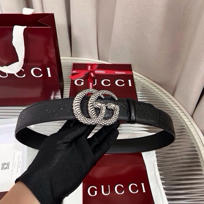 Gucci 这款男士腰带亮眼吸睛，早春系列,一面为黑色GG印花压纹牛皮革，另一面为黑色皮革，宽度4cm