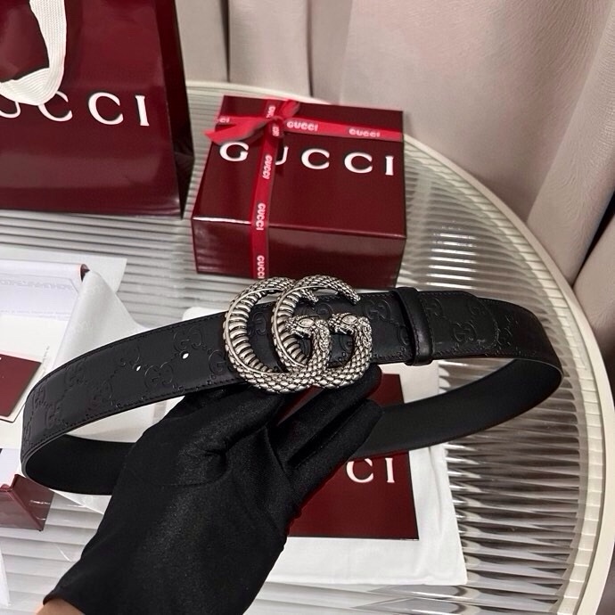 Gucci 这款男士腰带亮眼吸睛，早春系列,一面为黑色GG印花压纹牛皮革，另一面为黑色皮革，宽度4cm