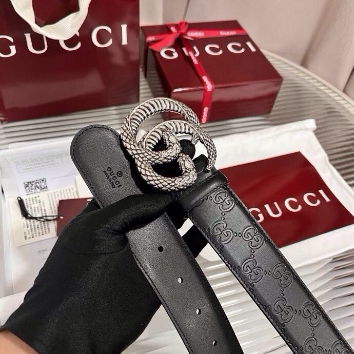 Gucci 这款男士腰带亮眼吸睛，早春系列,一面为黑色GG印花压纹牛皮革，另一面为黑色皮革，宽度4cm