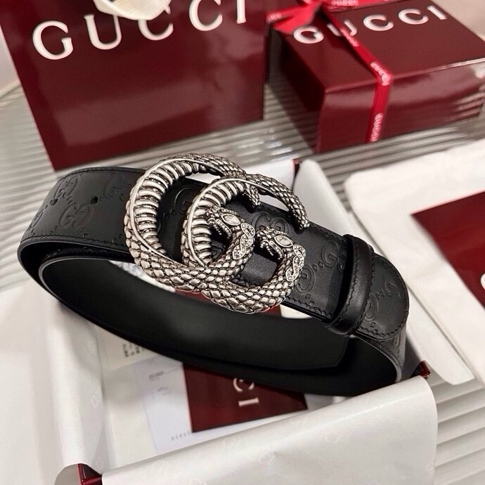 Gucci 这款男士腰带亮眼吸睛，早春系列,一面为黑色GG印花压纹牛皮革，另一面为黑色皮革，宽度4cm