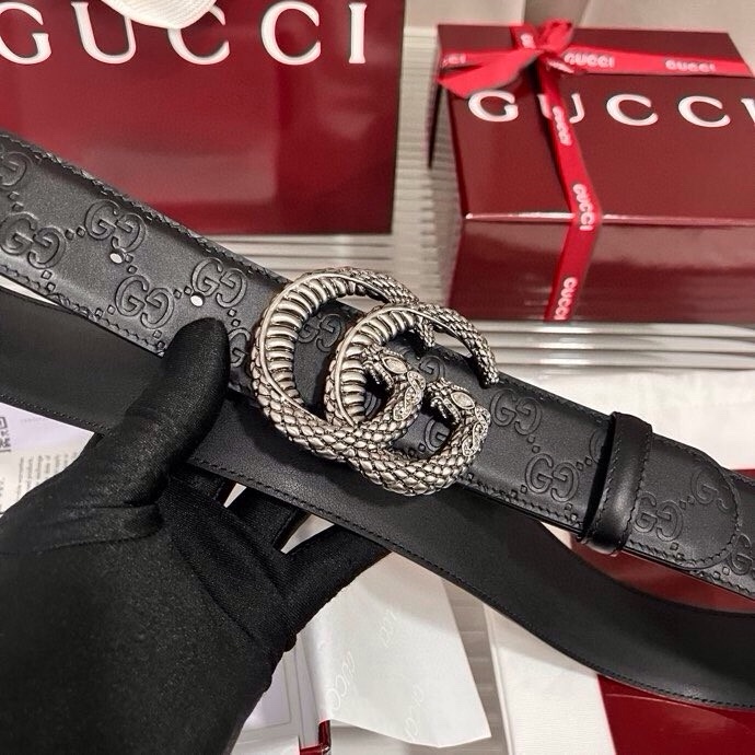 Gucci 这款男士腰带亮眼吸睛，早春系列,一面为黑色GG印花压纹牛皮革，另一面为黑色皮革，宽度4cm