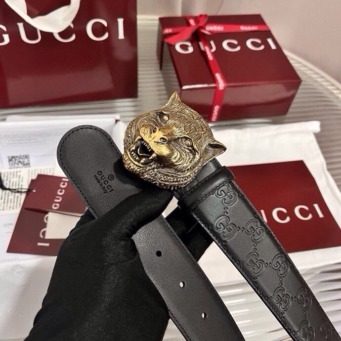 Gucci 这款男士腰带亮眼吸睛，早春系列,一面为黑色GG印花压纹牛皮革，另一面为黑色皮革，宽度4cm