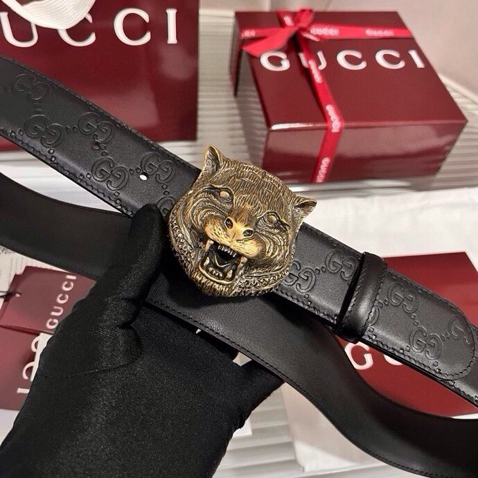 Gucci 这款男士腰带亮眼吸睛，早春系列,一面为黑色GG印花压纹牛皮革，另一面为黑色皮革，宽度4cm