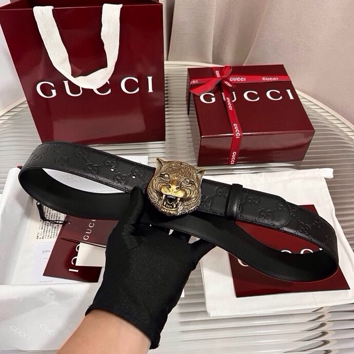 Gucci 这款男士腰带亮眼吸睛，早春系列,一面为黑色GG印花压纹牛皮革，另一面为黑色皮革，宽度4cm