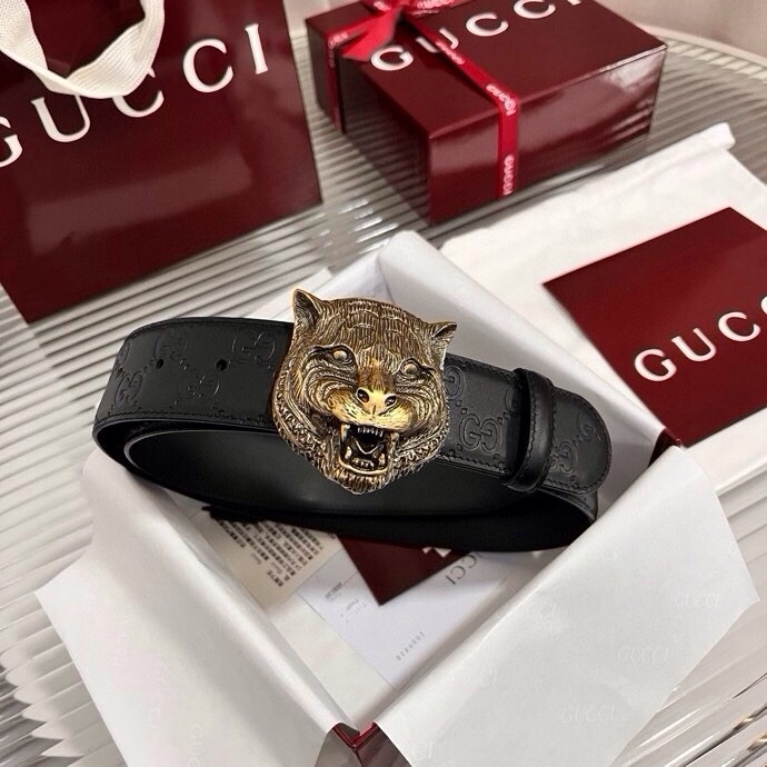 Gucci 这款男士腰带亮眼吸睛，早春系列,一面为黑色GG印花压纹牛皮革，另一面为黑色皮革，宽度4cm