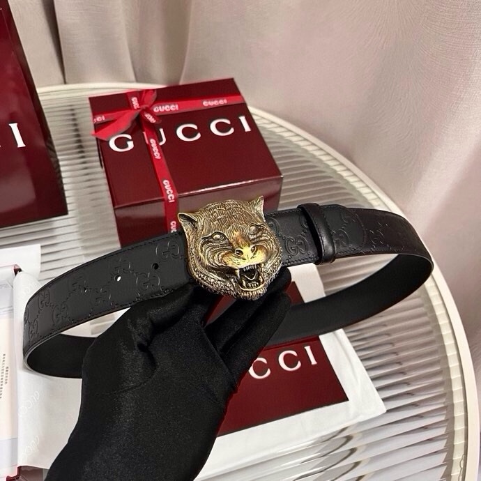 Gucci 这款男士腰带亮眼吸睛，早春系列,一面为黑色GG印花压纹牛皮革，另一面为黑色皮革，宽度4cm