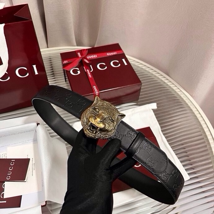 Gucci 这款男士腰带亮眼吸睛，早春系列,一面为黑色GG印花压纹牛皮革，另一面为黑色皮革，宽度4cm