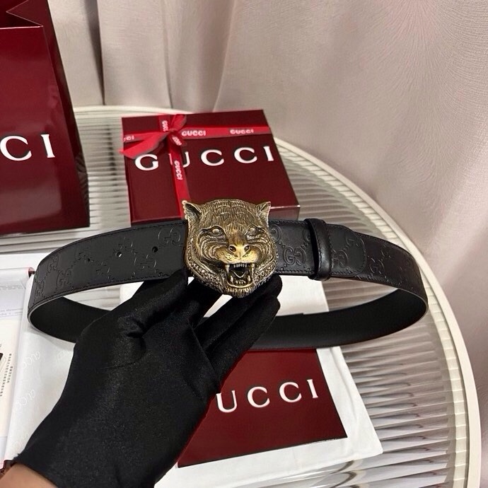 Gucci 这款男士腰带亮眼吸睛，早春系列,一面为黑色GG印花压纹牛皮革，另一面为黑色皮革，宽度4cm