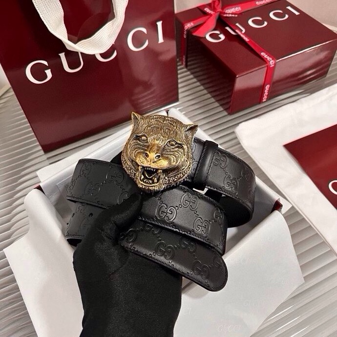 Gucci 这款男士腰带亮眼吸睛，早春系列,一面为黑色GG印花压纹牛皮革，另一面为黑色皮革，宽度4cm