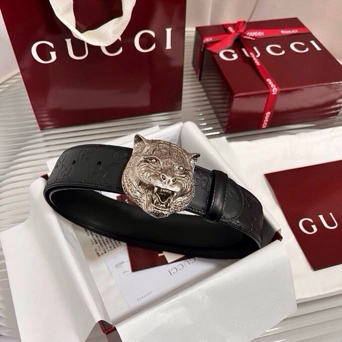 Gucci 这款男士腰带亮眼吸睛，早春系列,一面为黑色GG印花压纹牛皮革，另一面为黑色皮革，宽度4cm