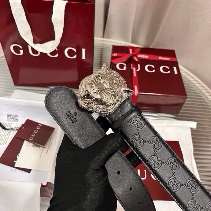 Gucci 这款男士腰带亮眼吸睛，早春系列,一面为黑色GG印花压纹牛皮革，另一面为黑色皮革，宽度4cm