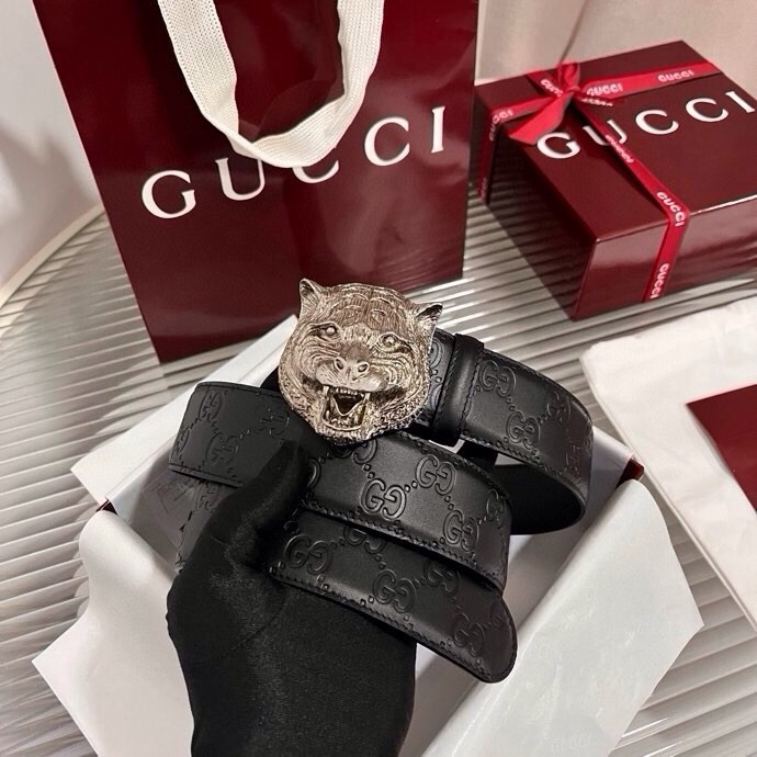 Gucci 这款男士腰带亮眼吸睛，早春系列,一面为黑色GG印花压纹牛皮革，另一面为黑色皮革，宽度4cm