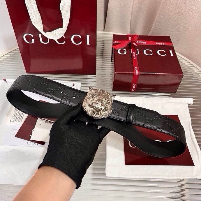 Gucci 这款男士腰带亮眼吸睛，早春系列,一面为黑色GG印花压纹牛皮革，另一面为黑色皮革，宽度4cm