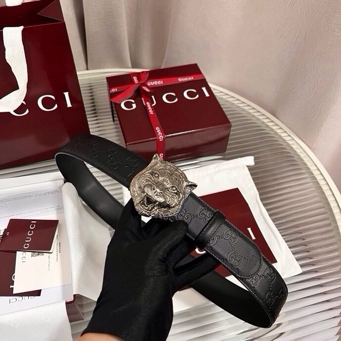 Gucci 这款男士腰带亮眼吸睛，早春系列,一面为黑色GG印花压纹牛皮革，另一面为黑色皮革，宽度4cm