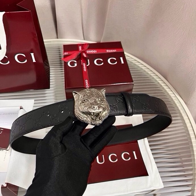 Gucci 这款男士腰带亮眼吸睛，早春系列,一面为黑色GG印花压纹牛皮革，另一面为黑色皮革，宽度4cm