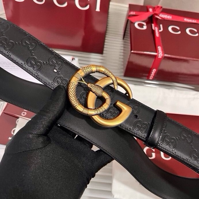 Gucci 这款男士腰带亮眼吸睛，早春系列,一面为黑色GG印花压纹牛皮革，另一面为黑色皮革，宽度4cm