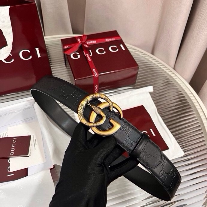 Gucci 这款男士腰带亮眼吸睛，早春系列,一面为黑色GG印花压纹牛皮革，另一面为黑色皮革，宽度4cm