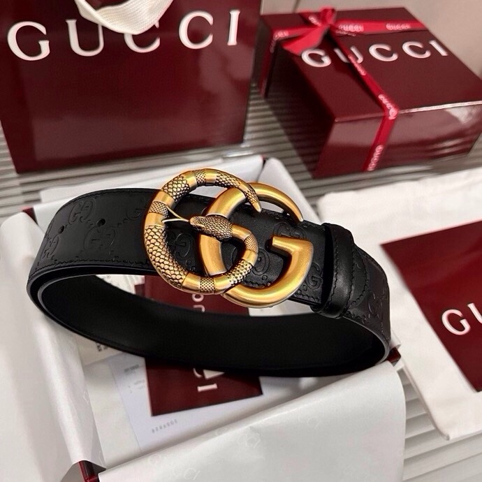 Gucci 这款男士腰带亮眼吸睛，早春系列,一面为黑色GG印花压纹牛皮革，另一面为黑色皮革，宽度4cm