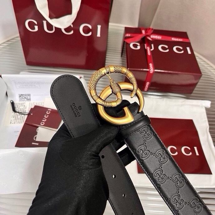 Gucci 这款男士腰带亮眼吸睛，早春系列,一面为黑色GG印花压纹牛皮革，另一面为黑色皮革，宽度4cm