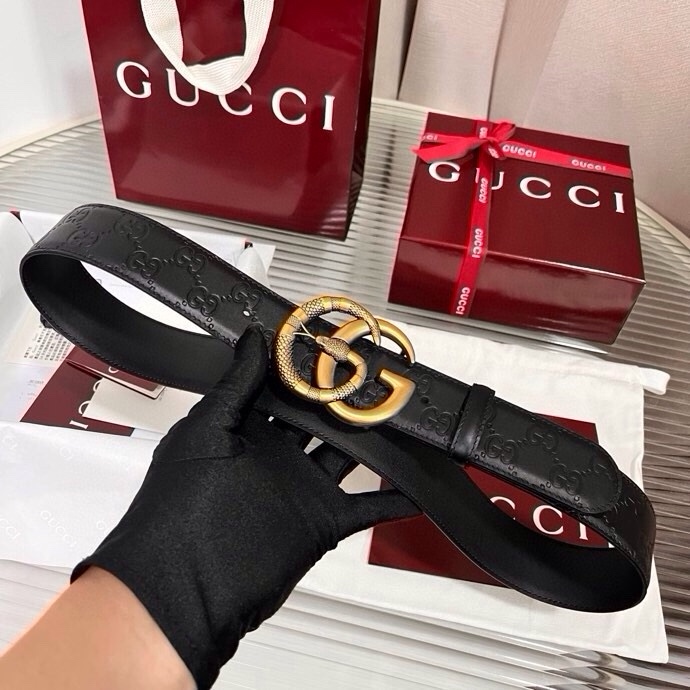 Gucci 这款男士腰带亮眼吸睛，早春系列,一面为黑色GG印花压纹牛皮革，另一面为黑色皮革，宽度4cm