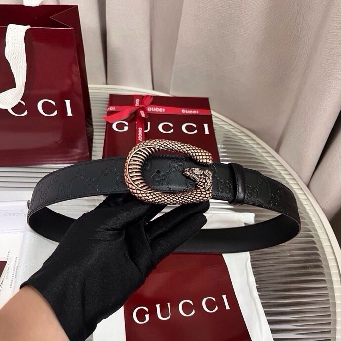 Gucci 这款男士腰带亮眼吸睛，早春系列,一面为黑色GG印花压纹牛皮革，另一面为黑色皮革，宽度4cm