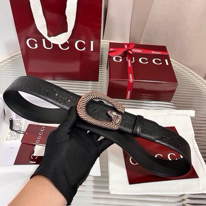 Gucci 这款男士腰带亮眼吸睛，早春系列,一面为黑色GG印花压纹牛皮革，另一面为黑色皮革，宽度4cm