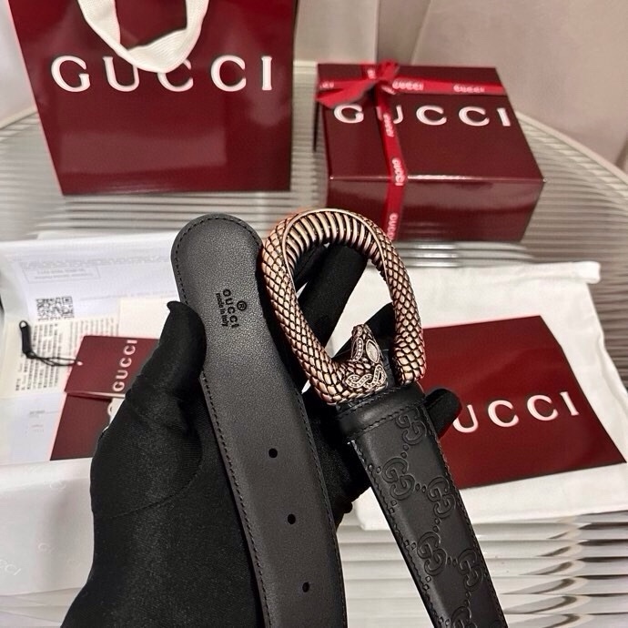 Gucci 这款男士腰带亮眼吸睛，早春系列,一面为黑色GG印花压纹牛皮革，另一面为黑色皮革，宽度4cm