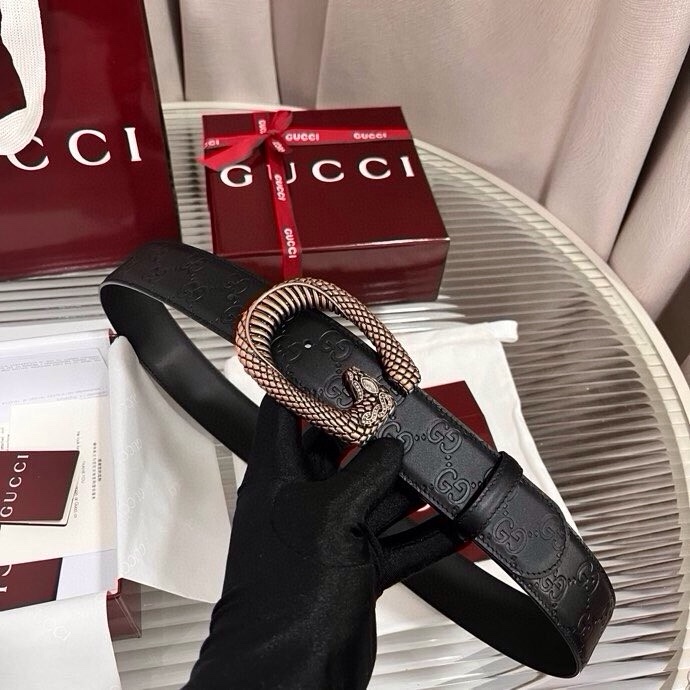 Gucci 这款男士腰带亮眼吸睛，早春系列,一面为黑色GG印花压纹牛皮革，另一面为黑色皮革，宽度4cm