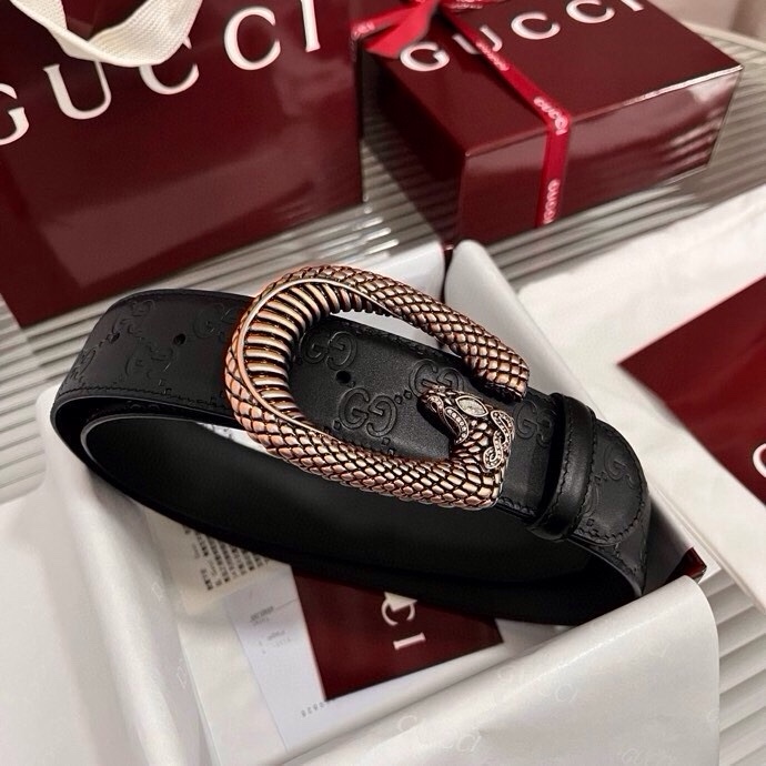 Gucci 这款男士腰带亮眼吸睛，早春系列,一面为黑色GG印花压纹牛皮革，另一面为黑色皮革，宽度4cm