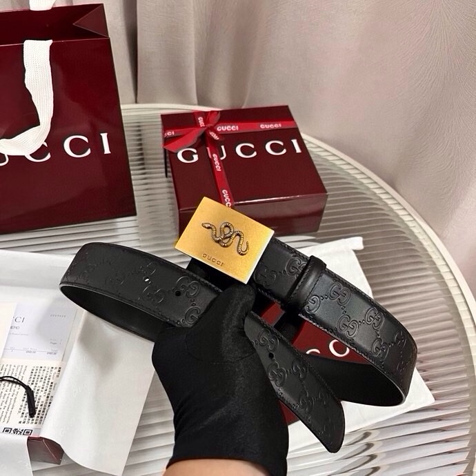 Gucci 这款男士腰带亮眼吸睛，早春系列,一面为黑色GG印花压纹牛皮革，另一面为黑色皮革，宽度4cm