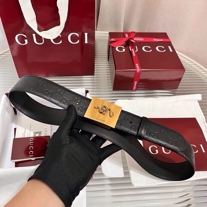 Gucci 这款男士腰带亮眼吸睛，早春系列,一面为黑色GG印花压纹牛皮革，另一面为黑色皮革，宽度4cm