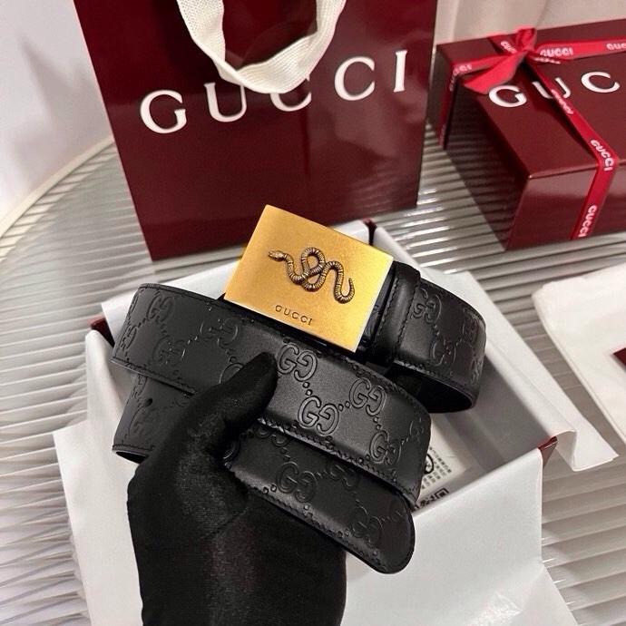 Gucci 这款男士腰带亮眼吸睛，早春系列,一面为黑色GG印花压纹牛皮革，另一面为黑色皮革，宽度4cm