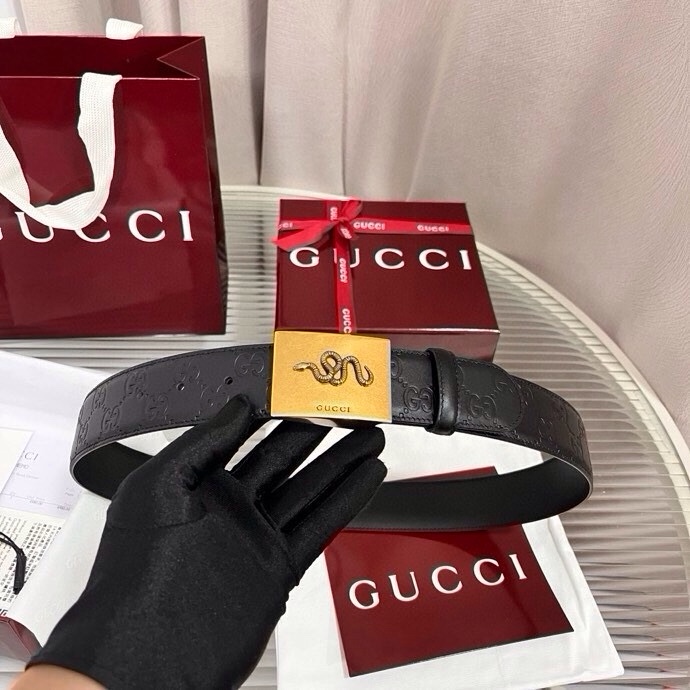 Gucci 这款男士腰带亮眼吸睛，早春系列,一面为黑色GG印花压纹牛皮革，另一面为黑色皮革，宽度4cm