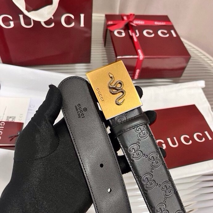 Gucci 这款男士腰带亮眼吸睛，早春系列,一面为黑色GG印花压纹牛皮革，另一面为黑色皮革，宽度4cm