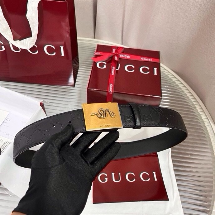 Gucci 这款男士腰带亮眼吸睛，早春系列,一面为黑色GG印花压纹牛皮革，另一面为黑色皮革，宽度4cm