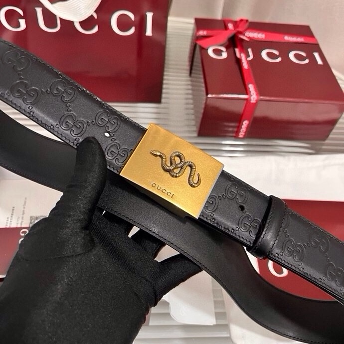 Gucci 这款男士腰带亮眼吸睛，早春系列,一面为黑色GG印花压纹牛皮革，另一面为黑色皮革，宽度4cm