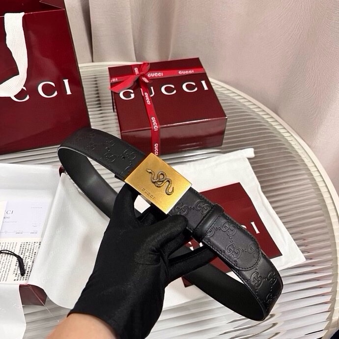 Gucci 这款男士腰带亮眼吸睛，早春系列,一面为黑色GG印花压纹牛皮革，另一面为黑色皮革，宽度4cm
