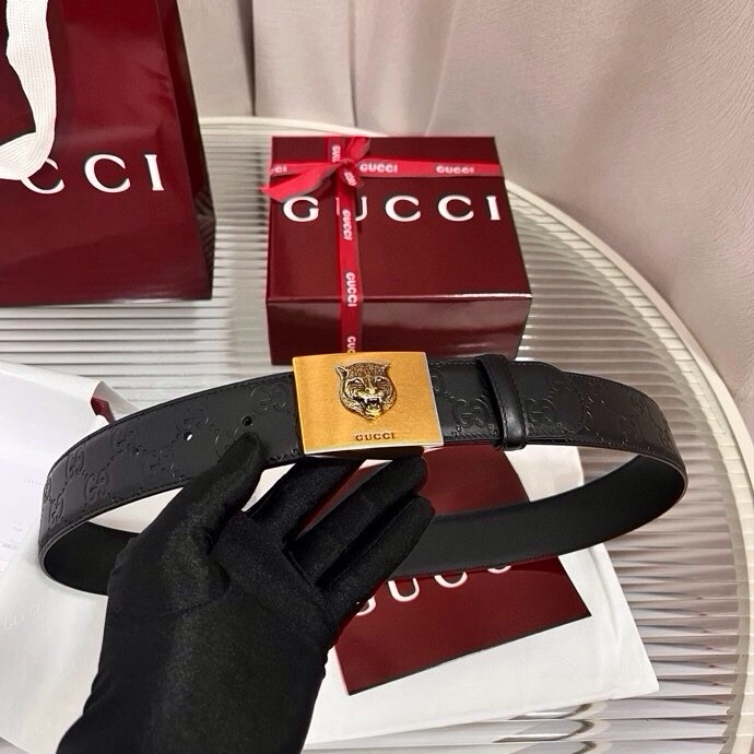Gucci 这款男士腰带亮眼吸睛，早春系列,一面为黑色GG印花压纹牛皮革，另一面为黑色皮革，宽度4cm