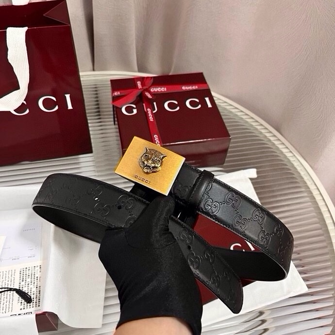 Gucci 这款男士腰带亮眼吸睛，早春系列,一面为黑色GG印花压纹牛皮革，另一面为黑色皮革，宽度4cm